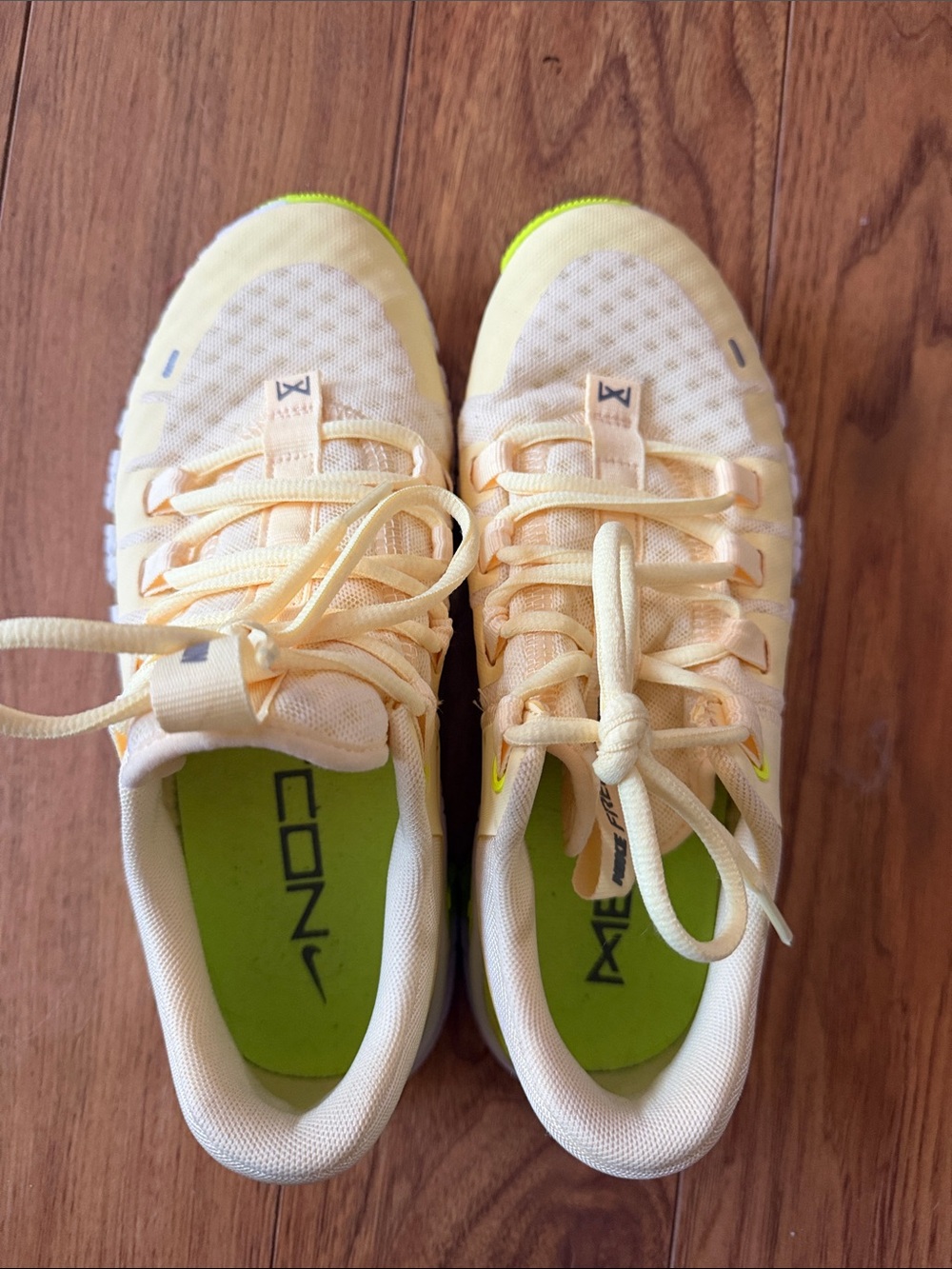 Nike women’s Metcon 5 Citeon Yellow and Neon size 7 like new
